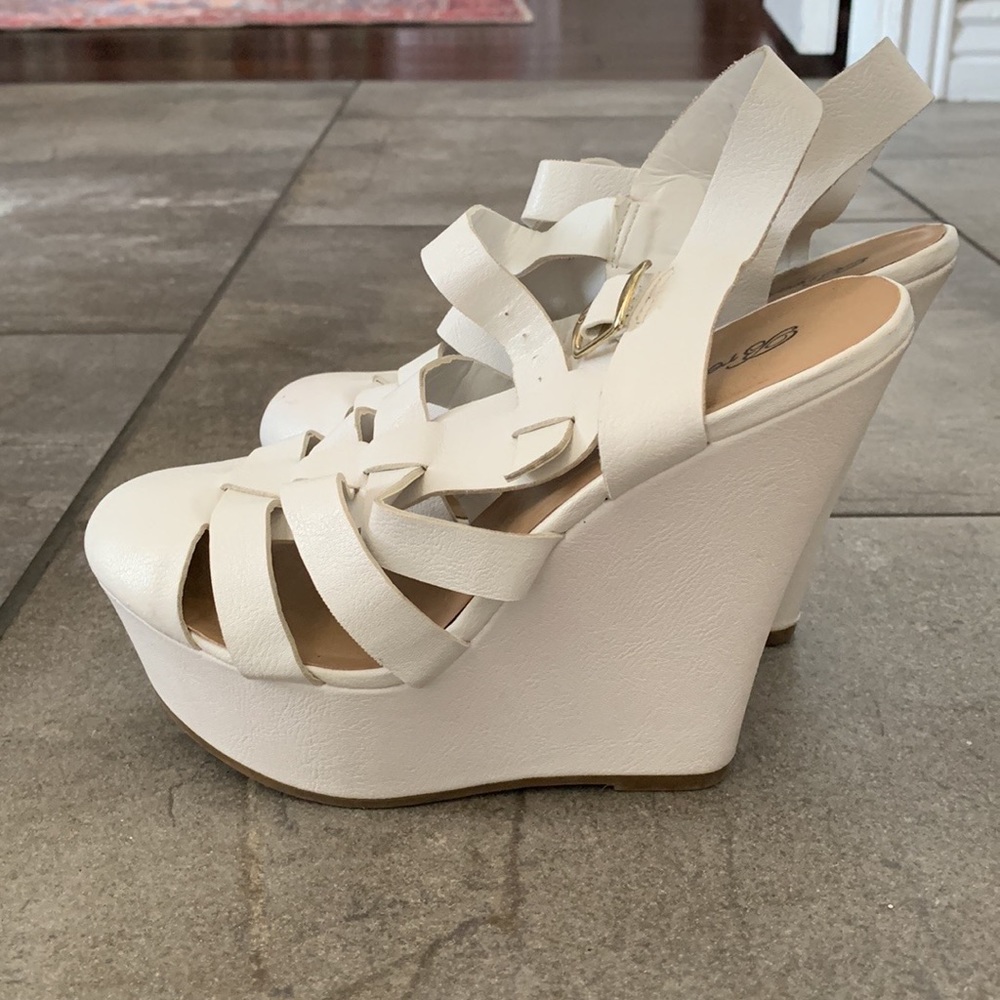Breckelle’s platform wedged heels white US size 8